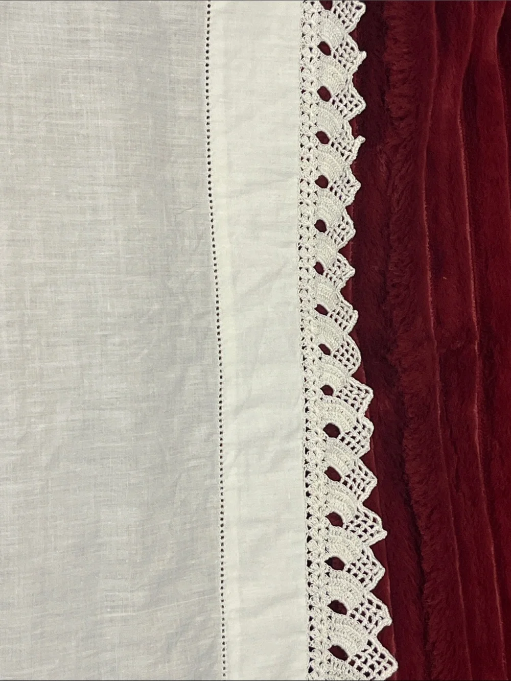 VTG-Beautiful,White Linen,Hand crochet, Lace Trim,Mid-sized Tablecloth-56.5”long